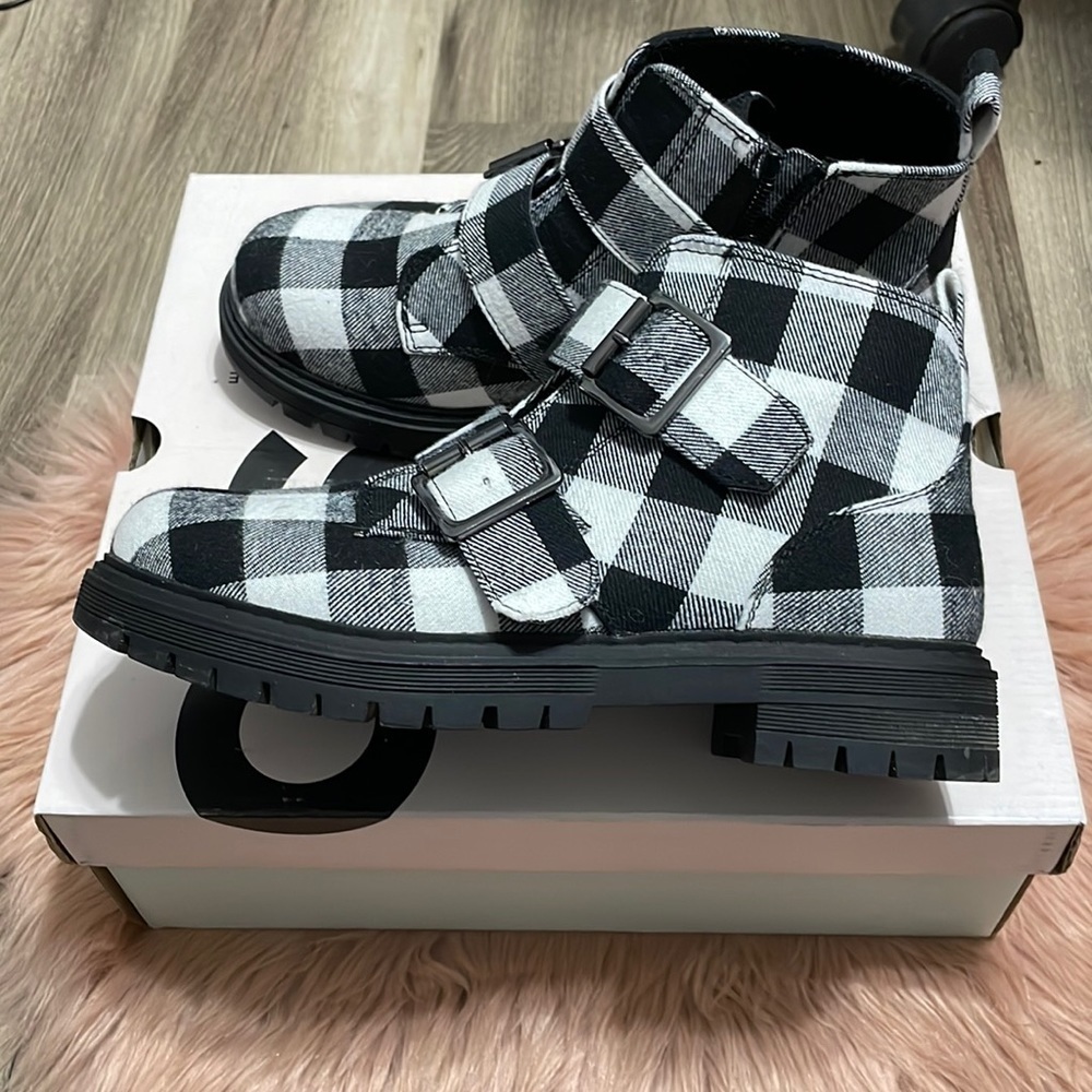 So Black and White Ankle Combat Boots Size 6 - Picture 2 of 9
